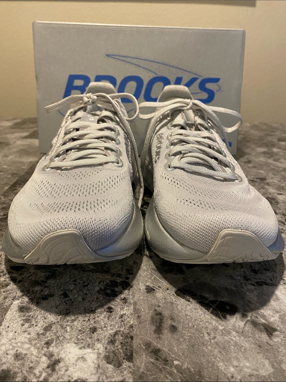 Brooks Adrenaline GTS 25. Silver Anniversary Edition, Size 8 - Picture 4 of 9